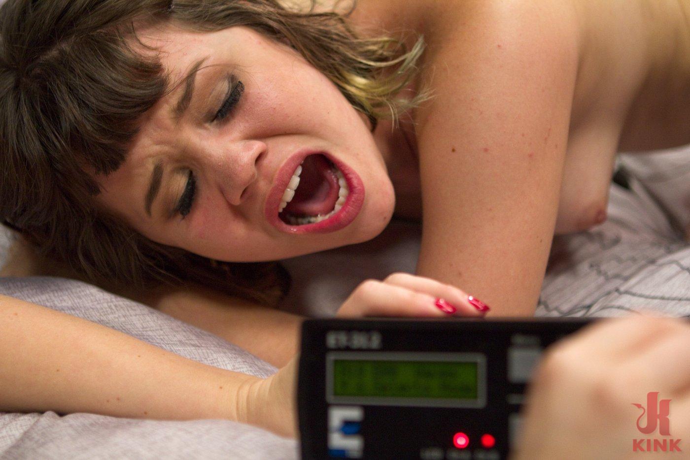 Photo number 6 from The Girlfriend Experience shot for Electrosluts on Kink.com. Featuring Jessie Volt, Yhivi and Aiden Starr in hardcore BDSM & Fetish porn.